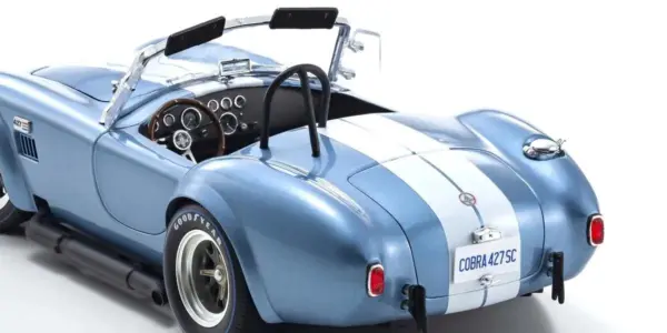 Kyosho 1:18 Shelby Cobra 427 S/C Spider 1962 Light Blue-White – view 4