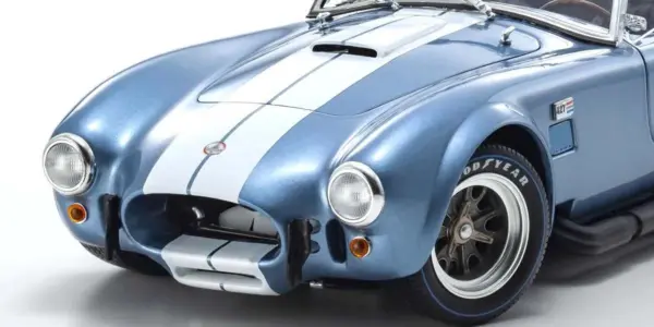 Kyosho 1:18 Shelby Cobra 427 S/C Spider 1962 Light Blue-White – view 5