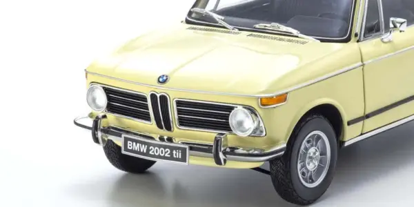 Kyosho 1:18 BMW 2002 Tii 1972 Cream – view 3