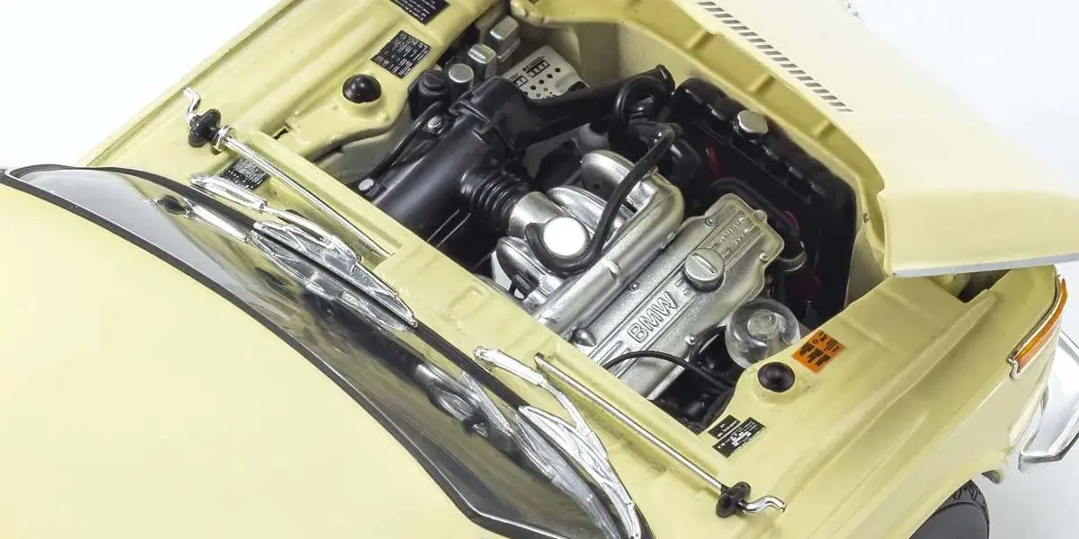 Kyosho 1:18 BMW 2002 Tii 1972 Creme – Diecast static models