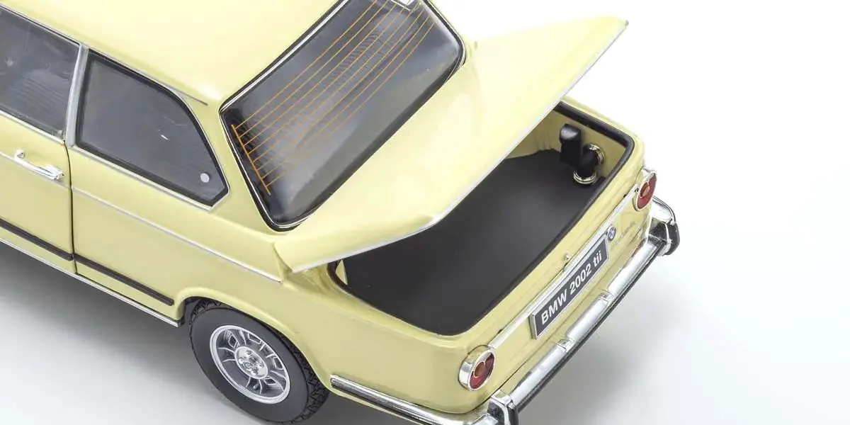 Kyosho 1:18 BMW 2002 Tii 1972 Creme – Diecast static models
