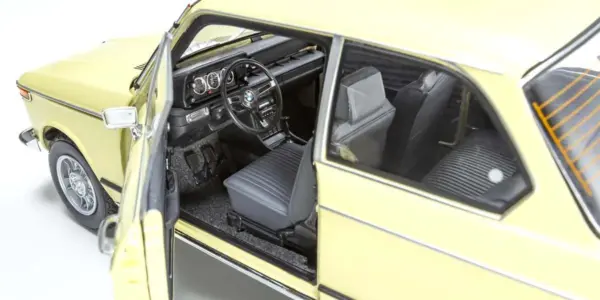 Kyosho 1:18 BMW 2002 Tii 1972 Cream – view 7