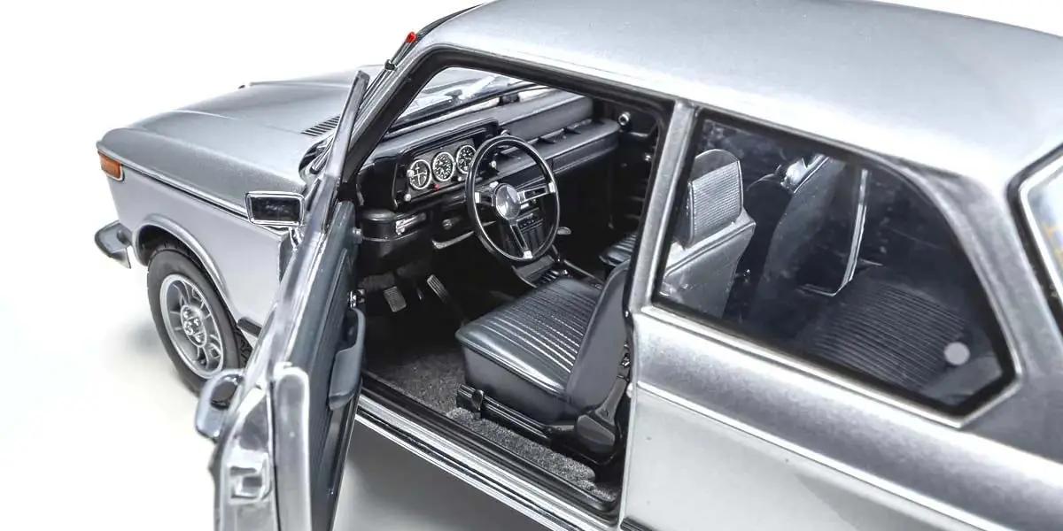 Kyosho 1:18 BMW 2002 Tii 1972 Silver – Diecast static models