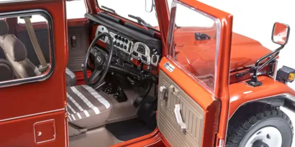 Kyosho 1:18 Toyota Land Cruiser 40 Van (BJ42V) 1980 Red – view 5