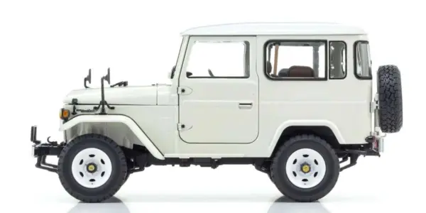 Kyosho 1:18 Toyota Land Cruiser 40 Van (BJ42V) 1980 White – view 3