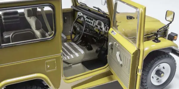 Kyosho 1:18 Toyota Land Cruiser 40 Van (BJ42V) 1980 yellow – view 5