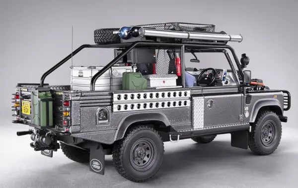 Kyosho 1:18 Resin Land Rover Defender 2001 Tomb Raider Edition – view 2