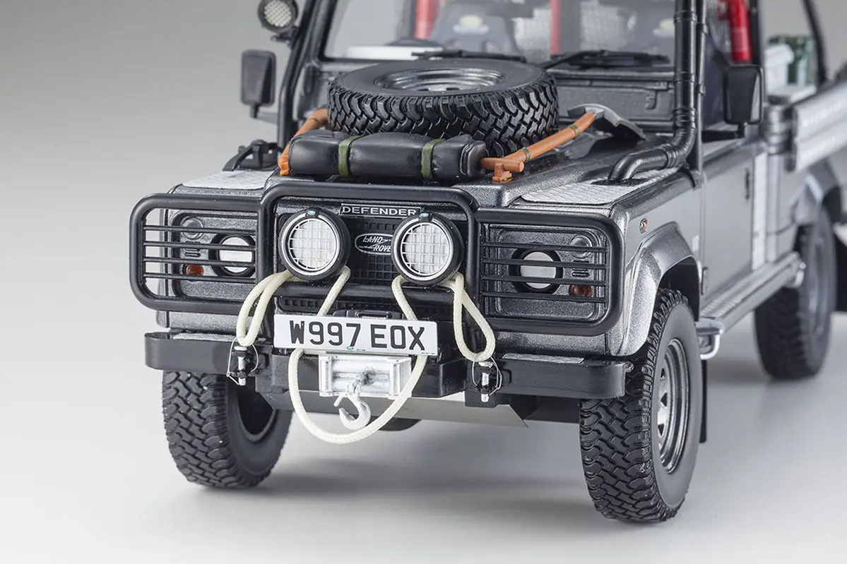 Kyosho 1:18 Resin Land Rover Defender 2001 Tomb Raider Edition – RC Cars