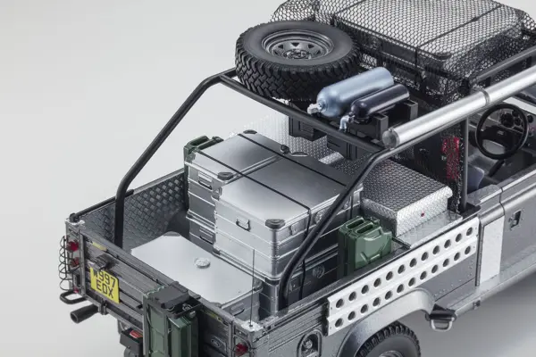 Kyosho 1:18 Resin Land Rover Defender 2001 Tomb Raider Edition – view 4