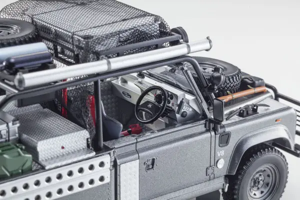 Kyosho 1:18 Resin Land Rover Defender 2001 Tomb Raider Edition – view 5