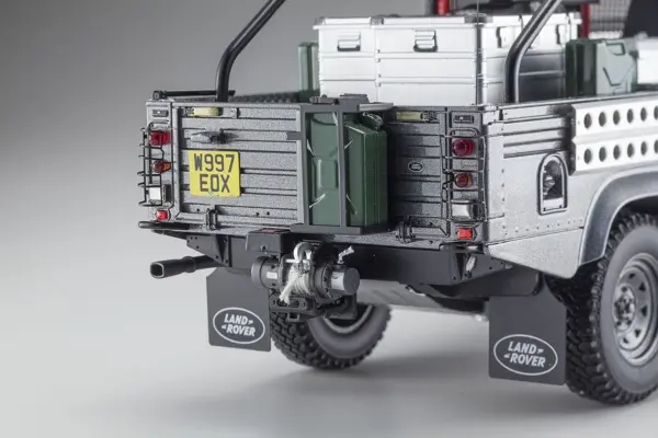 Kyosho 1:18 Resin Land Rover Defender 2001 Tomb Raider Edition – view 7