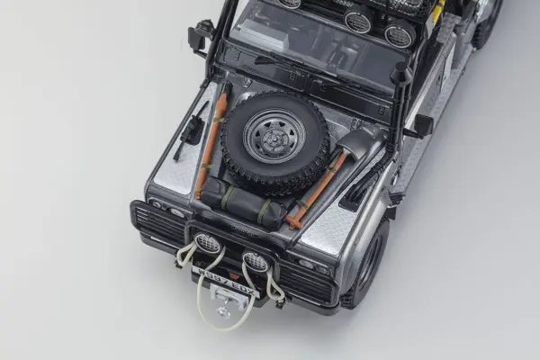 Kyosho 1:18 Resin Land Rover Defender 2001 Tomb Raider Edition – view 8