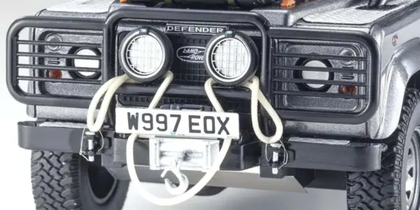 Kyosho 1:18 Resin Land Rover Defender 2001 Tomb Raider Edition – view 11