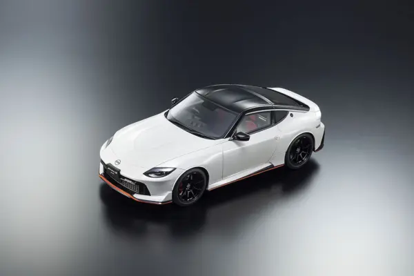 Kyosho 1:18 Resin Samurai Collection Nissan Fairlady Z 2024 White – view 3