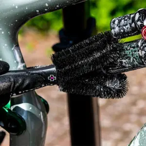 Muc-Off 2-Prong Brush – RC Cars