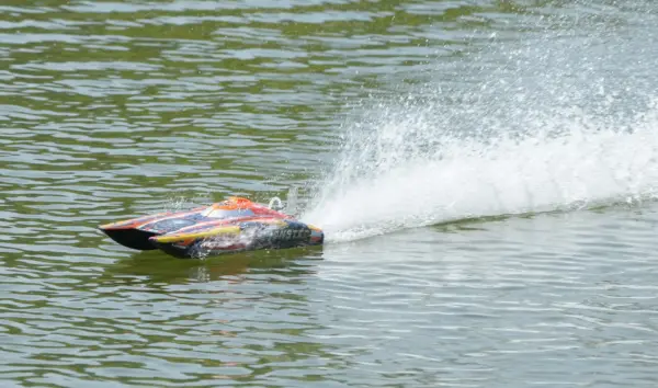 Joysway Monster Brushless Catamaran Elec Abs 570mm 2.4g RTR Boat – RC Speed Boat – view 3